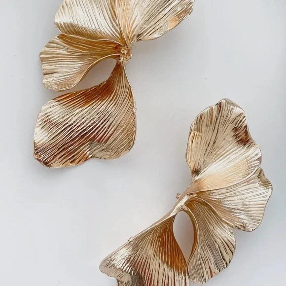 Designer Gold Statement Flower Earrings UK Designer Brand New/Never Worn or Used - Picture 5 of 7